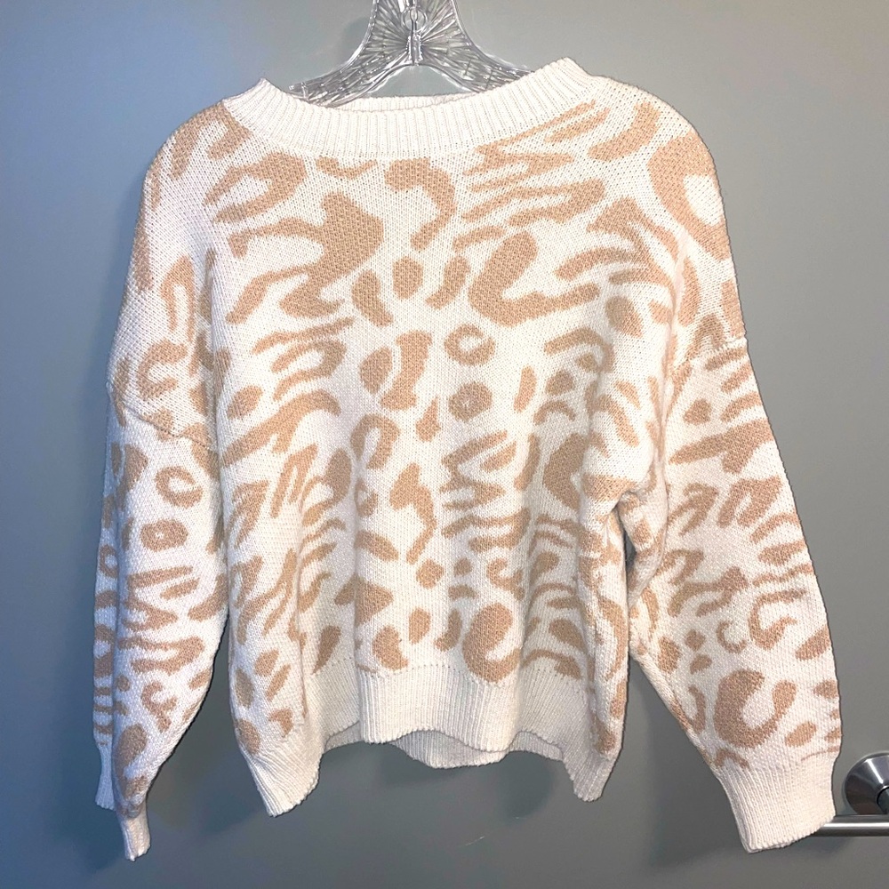 Cute leopard print sweater! Only worn once